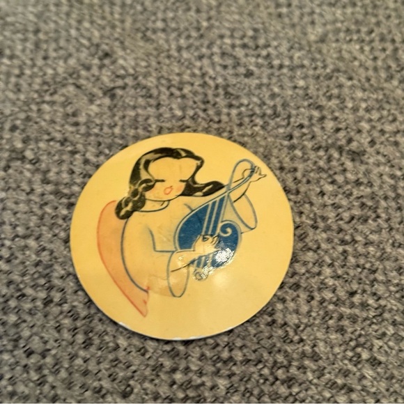 Women’s brooch/pin. Angel singing with harp. Antiqued look. - Picture 2 of 4